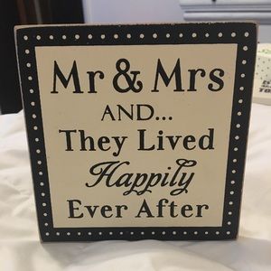 ❤️ Mr and Mrs happily ever After sign